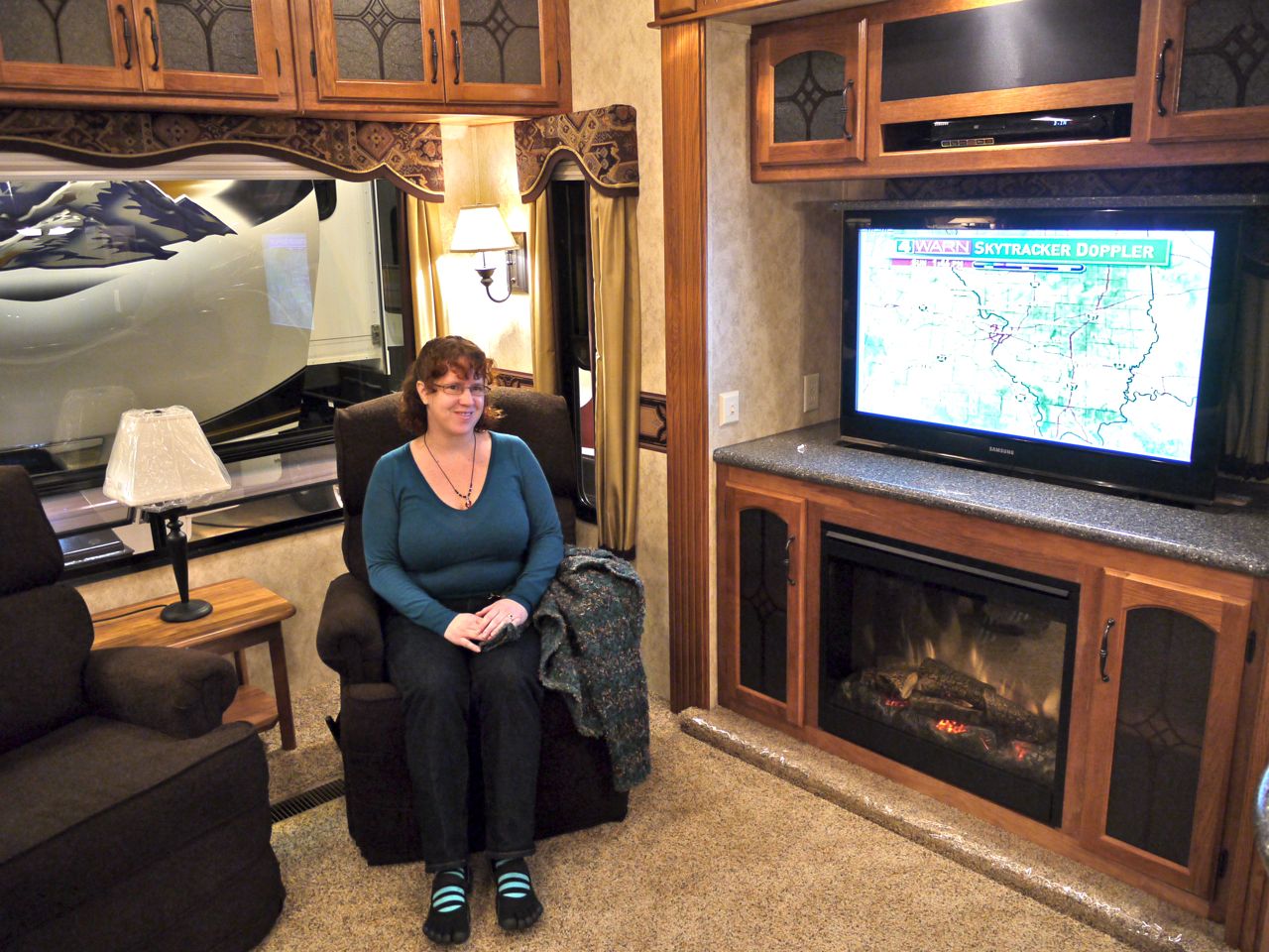 Giant Screen & Fireplace Technomadia