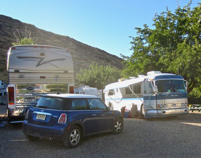 Flat towing a MINI Cooper behind a RV Motorhome Technomadia