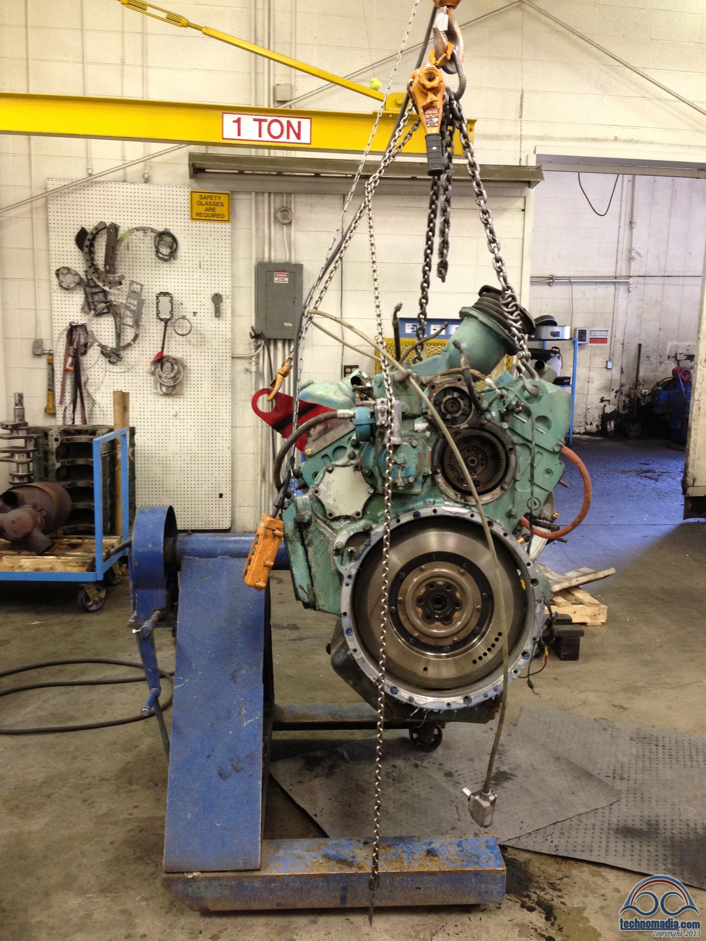 Disassembling and Dissecting a Detroit Diesel 8V71 Technomadia